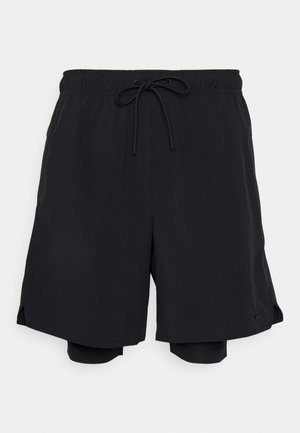 Zwarte sportshorts van lichtgewicht stof, met een elastische tailleband en trekkoord, en een aansluitende binnenbroek.