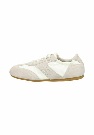 Baskets basses beige et blanches avec superpositions en daim, lacets à l’avant et semelle en caoutchouc, vues de côté sur fond blanc.