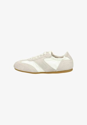 Baskets basses beige et blanches avec superpositions en daim, lacets à l’avant et semelle en caoutchouc, vues de côté sur fond blanc.