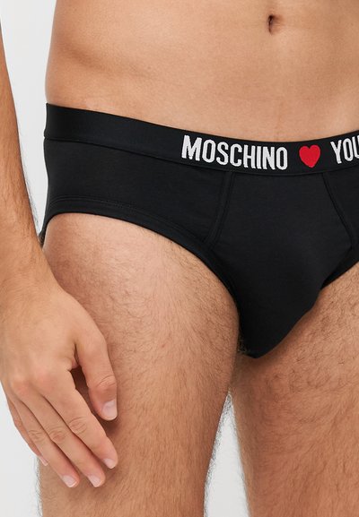 Fekete férfi alsónadrág puha derékpánttal, amelyen fehér és piros betűkkel szerepel a "MOSCHINO ♥ YOU" felirat; rugalmas pamut keverékből készült.