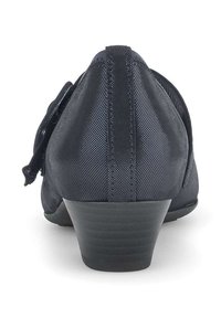 Chaussure noire à petit talon avec une tige texturée et un détail de nœud sur le côté, dotée d'un bout arrondi et d'un talon lisse et solide.