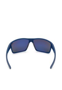 Zonnebril met een matte blauwe montuur, rechthoekige vorm en donkerblauwe gradient lenzen, met gebogen pootjes en subtiele accenten bij de brilbrug.