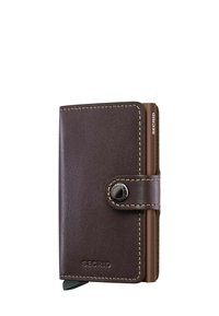 Braune Lederbrieftasche mit eingeprägtem Logo, genähten Kanten, Druckknopfverschluss und integriertem Kartenfach. Schlankes Design mit glatter Textur.