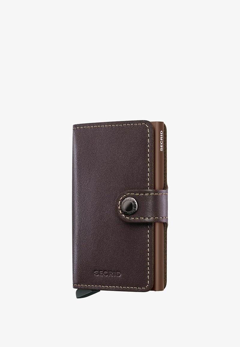 Braune Lederbrieftasche mit eingeprägtem Logo, genähten Kanten, Druckknopfverschluss und integriertem Kartenfach. Schlankes Design mit glatter Textur.