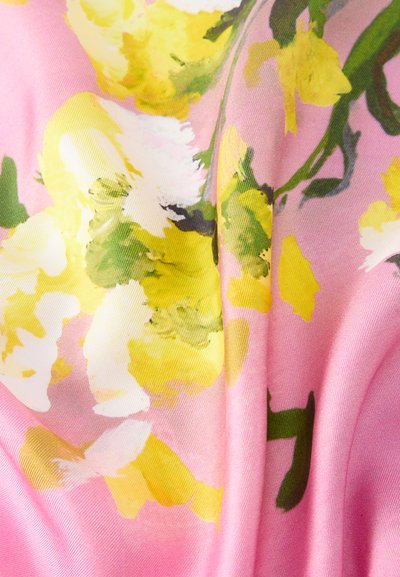 Kvetinová látka v odtieňoch ružovej, žltej a zelenej s jemnou textúrou. Obsahuje abstraktné kvetinové vzory spojené s živými farbami.