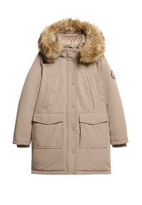 Parka beige con cappuccio in finto pelo, due grandi tasche frontali, chiusura con bottoni a pressione e un logo sulla manica sinistra. Tessuto morbido e texturizzato.