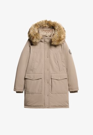 Beige Parka mit einer Kapuze aus Kunstfell, zwei großen Fronttaschen, Druckknopfverschluss und einem Logo auf dem linken Ärmeln. Weicher, strukturierter Stoff.