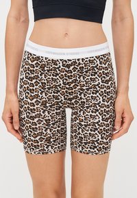 Leopardmønstret cykelshorts med tætsiddende design, lavet af glat stof. Har en hvid talje med "COPENHAGEN STUDIOS" logo.