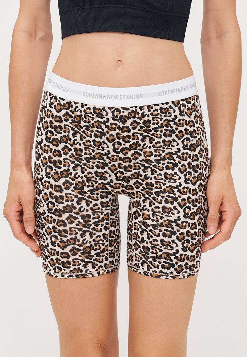 Leopardmønstret cykelshorts med tætsiddende design, lavet af glat stof. Har en hvid talje med "COPENHAGEN STUDIOS" logo.
