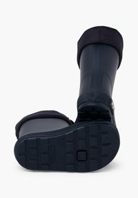 Bottes noires en caoutchouc imperméables avec une semelle texturée, un revers en tissu en haut et une sangle ajustable pour un maintien sécurisé. Convient aux conditions humides.