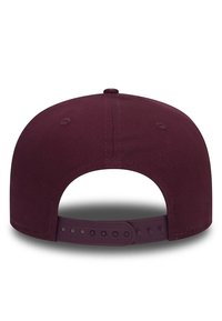 Gorra burdeos con visera plana, cierre ajustable tipo snapback, copa redonda y tejido texturizado. Forro interior suave y detalles de costura.