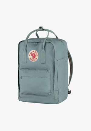 Sac à dos Fjällräven Kanken gris, fabriqué en tissu durable, avec une poche avant, un patch logo, deux poignées supérieures et des bretelles réglables.