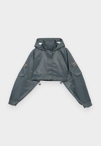 Prirezana siva nepromočljiva jakna s kapuco, dolgimi rokavi, elastičnim robom, dvema stranskima žepoma in rumenimi poudarki na levem rokavu. Gladek tekstura.