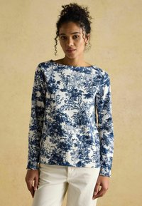 Pikad varrukad, millel on pehme kangas, sinine ja valge toile de Jouy muster puude ja loomadega, laevapaelaga kaelus ja mugav lõige.