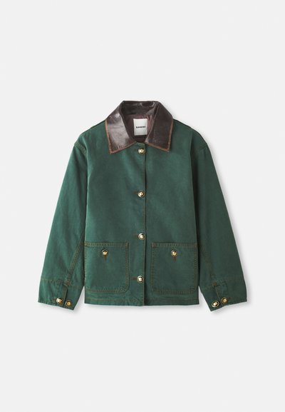Grøn lærredjakke med brun læderkrave, der har guld knaplukninger, to frontlommer og kontrasterende syninger.