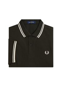 Polo shirt verde scuro realizzato in tessuto strutturato, con colletto a righe bianche e logo ricamato sul petto.