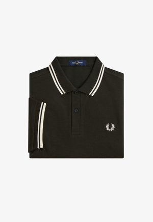 Polo shirt verde scuro realizzato in tessuto strutturato, con colletto a righe bianche e logo ricamato sul petto.