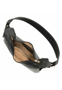 Bolso de muñeca de cuero negro con forro interior beige, compartimento principal con cremallera y correa ajustable con hebilla.