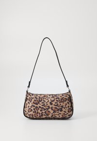 Borsetta a stampa leopardata con forma curva, rifiniture nere e tracolla regolabile. Realizzata in materiale morbido con chiusura a zip.