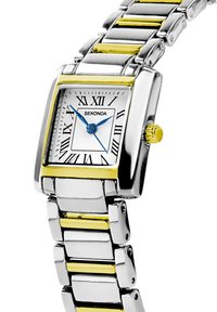 Montre rectangulaire en argent et en or avec chiffres romains, un cadran blanc, des aiguilles bleues et un bracelet en acier inoxydable avec des accents dorés.