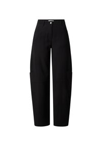 Schwarze weit geschnittene Hose aus einem glatten Stoff, mit zwei seitlichen Taschen und einem Knopfverschluss vorne. Schlichtes, minimalistisches Design.