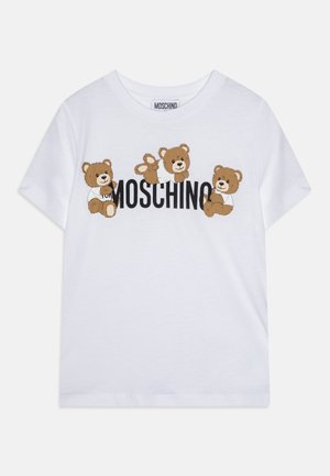 Camiseta de algodón blanca con tres gráficos de ositos de peluche marrones y "MOSCHINO" en texto negro en negrita en el pecho. Manga corta, cuello redondo.