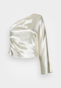 Top s jedním rukávem vyrobený z lesklého slonovinového saténu, s nařaseným designem na levé straně a elegantním, zkráceným střihem.