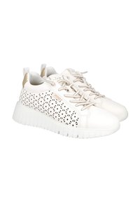 Zapatillas deportivas blancas con una parte superior perforada y cortes geométricos, acentos en beige, cordones planos y una suela de goma texturizada.
