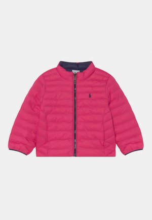Veste matelassée rose vif avec fermeture éclair à l'avant, col montant, manches longues, et petit logo sombre sur la poitrine gauche.