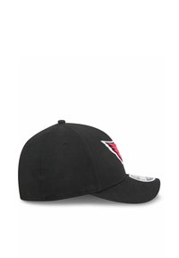 Schwarze Baseballmütze mit strukturierter Krone, versehen mit einem gestickten rot-weißen Logo an der Seite und einem gebogenen Schild.