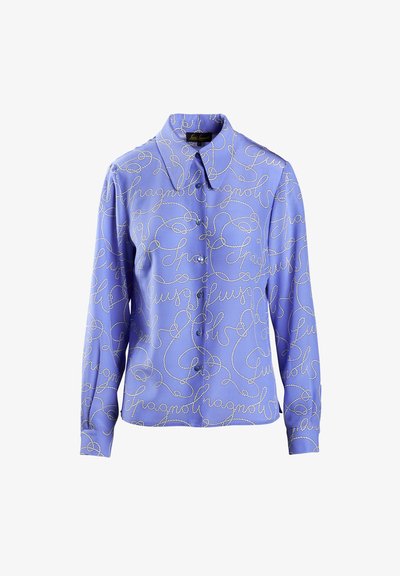 Cămașă albastră deschisă, cu nasturi, cu un model din script argintiu și mâneci lungi. Material neted, cu guler clasic și închidere cu nasturi.