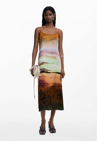 Ärmelloses Satinkleid in Maxilänge mit Ombre-Design in Orange-, Pink- und Grüntönen, das am Saum in Dunkelbraun übergeht.