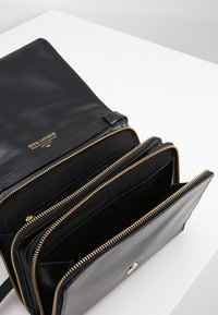 Royal RepubliQ RAF EVE Cross body bag black