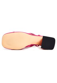 Rosa High-Heel-Schuh mit glattem Satin-Obermaterial, offenes Design und schwarzem Gummihighheel. Flache Sohle mit geriffelter Struktur für besseren Halt.