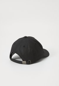Chapéu preto feito de tecido durável, com uma aba curvada, tira ajustável com fivela de metal e orifícios de ventilação nas laterais.
