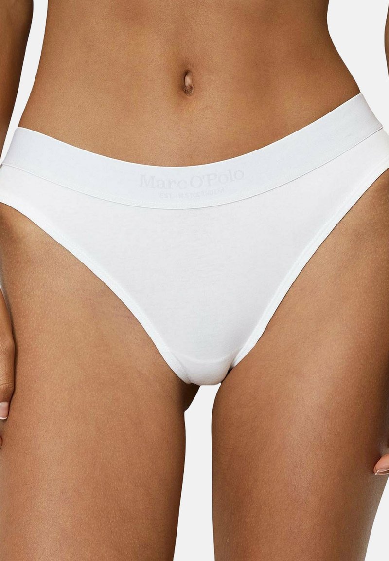 Culotte en coton blanc avec une ceinture lisse arborant le texte "Marc O'Polo." Design classique taille basse, minimaliste sans motifs.