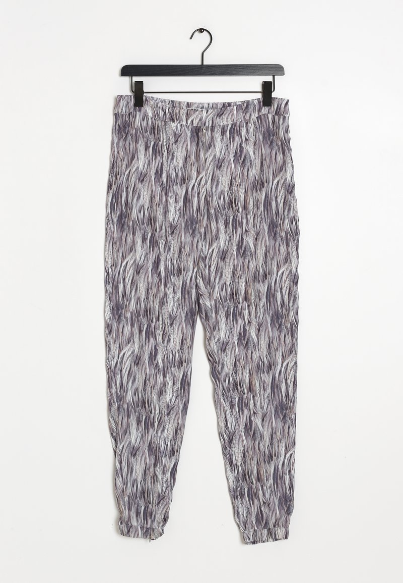 Pantalon coupe ample avec un motif abstrait gris et blanc ressemblant à des plumes, taille élastique et chevilles retroussées, suspendu sur un cintre noir.