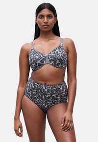 Grijs luipaardprint beha en hooggeknipte slip set met verstelbare banden, gaasaccenten en een strikdetail in het midden van de beha.