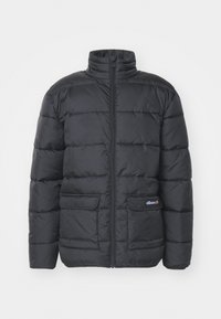 Giubbotto puffo nero con colletto alto, chiusura con zip, due tasche frontali e una toppa con logo sul lato sinistro. Design trapuntato per il calore.