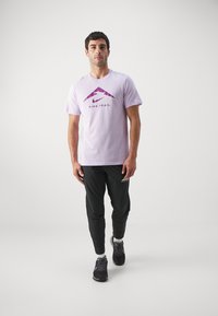 Nike Performance TEE TRAIL LOGO - Spordi T-särk - violet mist