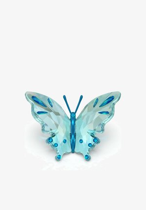 Transparente Kristallschmetterlingsskulptur in Hellblau und Türkis, mit facettierten Flügeln und detaillierten Akzenten, verziert mit blauen, edelsteinähnlichen Verzierungen.