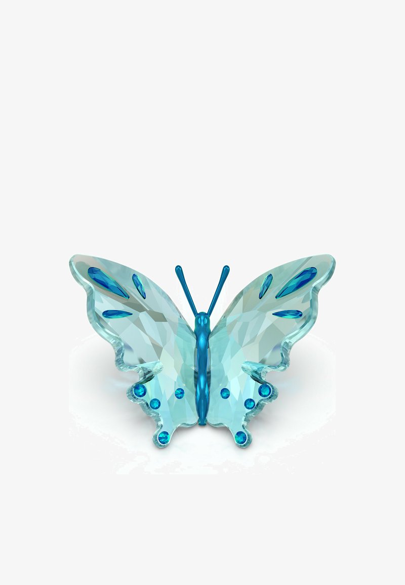Prozorna kristalna skulptura metulja v svetlo modri in turkizni barvi, s fasetiranimi krili in podrobnimi poudarki ter modrimi okraski v obliki dragih kamnov.