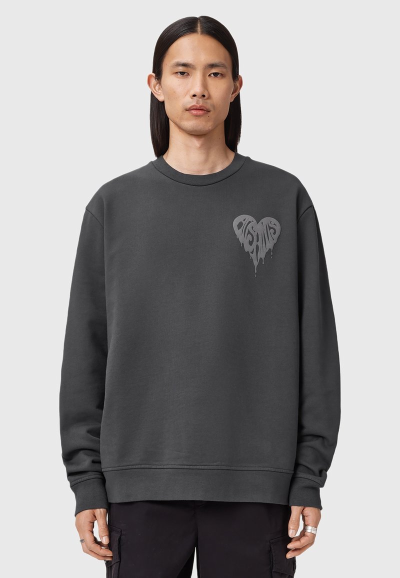 Mørkegrå sweatshirt med rund halsudskæring, lange ærmer og et hjertegrafik på brystet. Blød tekstur og afslappet pasform.