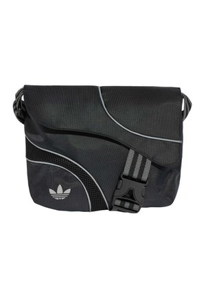 Sort Adidas skuldertaske med klaplukning, grå kant, mesh-detalje, justerbar stribet rem og plastikspænde.