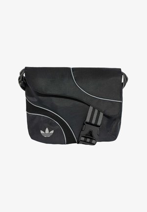 Sort Adidas skuldertaske med klaplukning, grå kant, mesh-detalje, justerbar stribet rem og plastikspænde.