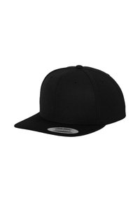 Sort snapback kasket med flad skygge, solidt stof, seks-panels konstruktion og et cirkulært klistermærke på skyggen.