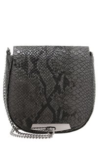 Harmaa olkalaukku käärmeenahkakuvioinnilla, pyöreä muoto ja hopeinen ketjuhihna, etuosassa metallinen koriste.