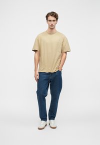 ARKK Copenhagen BOXY TEE UNISEX - Tričko s potlačou - desert