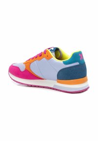 Zapatilla que combina varios materiales: ante rosa, sintético lavanda, acentos naranjas y un talón azul. Parte superior de malla notable y cordones coloridos.