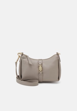Sac à épaule en cuir gris clair avec des ferrures dorées. Forme ronde, avec fermeture éclair et sangle réglable pour plus de polyvalence.